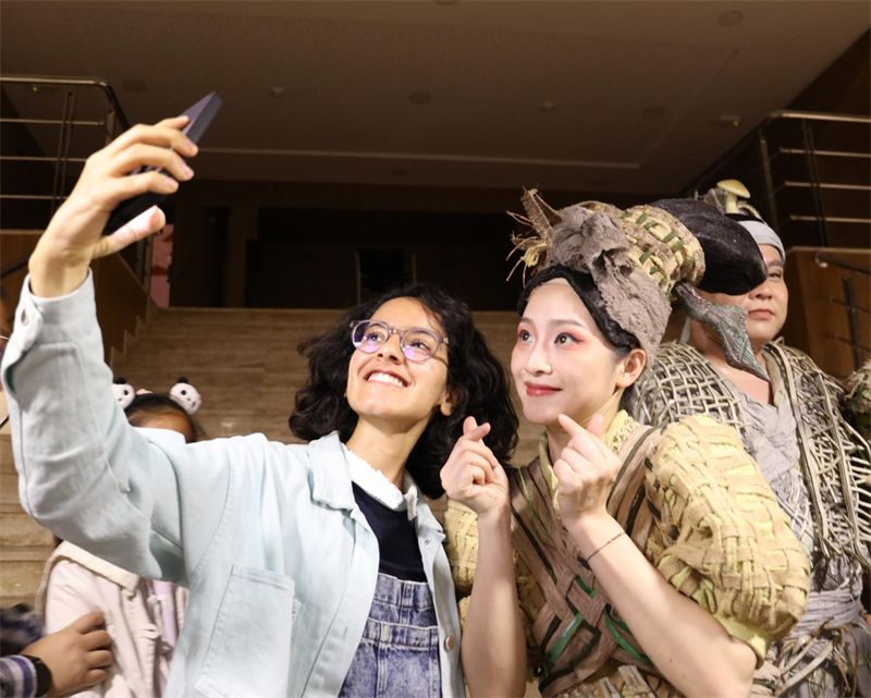 演出后，观众与演员合影。拉巴特中国文化中心供图