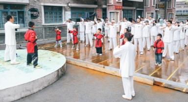 在渝留学生体验八段锦