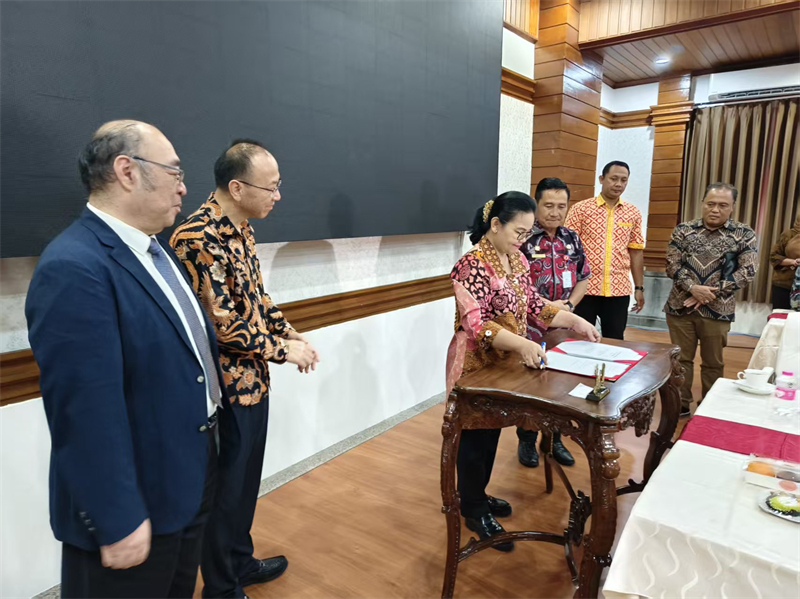 三宝垄市市长阿古斯缇娜签署《海上丝绸之路保护和联合申报世界文化遗产城市联盟章程》文本。李世亮摄 三宝垄市市长阿古斯缇娜签署《海上丝绸之路保护和联合申报世界文化遗产城市联盟章程》文本。李世亮摄