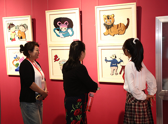 活动上,学校掇绣作品展示。学校供图 活动上,学校掇绣作品展示。学校供图