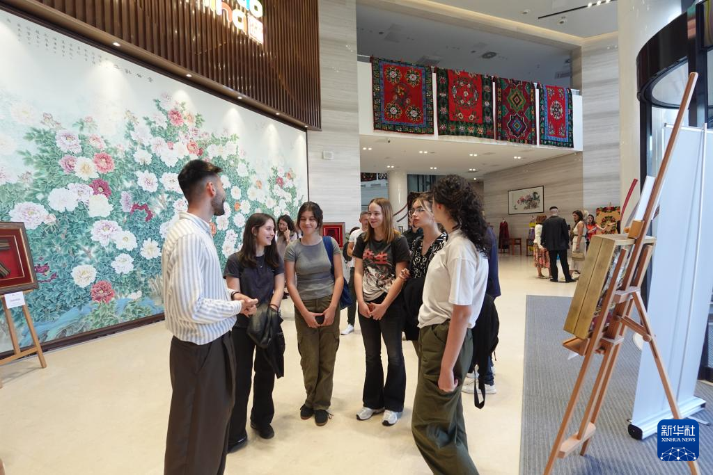 5月15日,在塞尔维亚首都贝尔格莱德,当地学生参观“中塞人民友谊70年——文化遗产的桥梁”主题展。新华社记者 陈颖 摄 5月15日,在塞尔维亚首都贝尔格莱德,当地学生参观“中塞人民友谊70年——文化遗产的桥梁”主题展。新华社记者 陈颖 摄