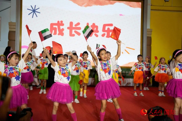 学生在演出。人民网 塔里克·易卜拉欣摄 学生在演出。人民网 塔里克·易卜拉欣摄