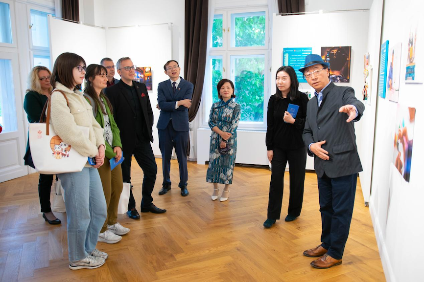 艺术家李守白现场导览。图片由布达佩斯中国文化中心供图 艺术家李守白现场导览。图片由布达佩斯中国文化中心供图
