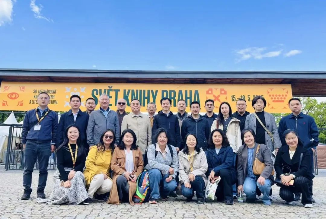 中国出版界代表团合影。图片均由国图集团供图 中国出版界代表团合影。图片均由国图集团供图