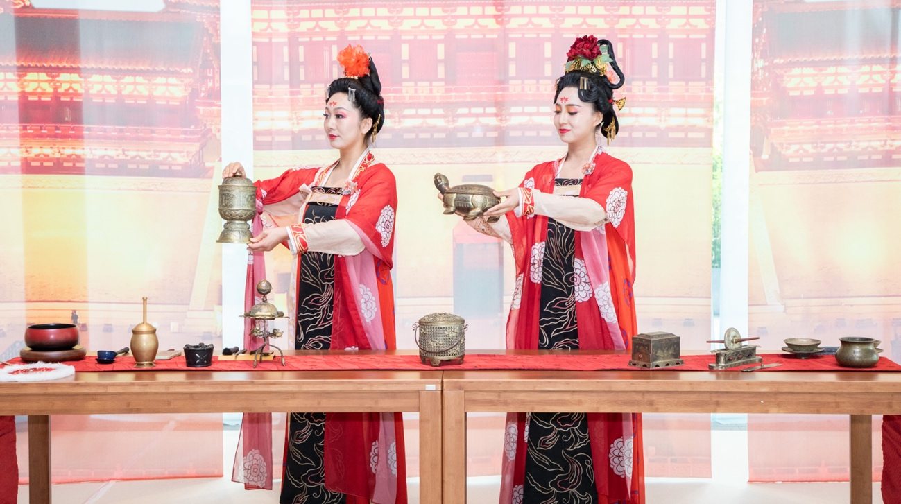 法门寺地宫出土文物一比一复刻的宫廷茶器。中国驻大阪旅游办事处供图 法门寺地宫出土文物一比一复刻的宫廷茶器。中国驻大阪旅游办事处供图