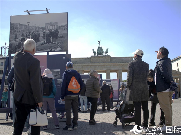 图为勃兰登堡门前,市民们在参观历史图片展。人民网 肖晶摄 图为勃兰登堡门前,市民们在参观历史图片展。人民网 肖晶摄