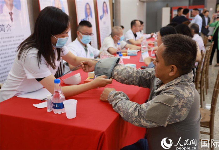 活动现场,专家团队正在为侨胞进行健康问诊。人民网记者 宋亦然摄 活动现场,专家团队正在为侨胞进行健康问诊。人民网记者 宋亦然摄