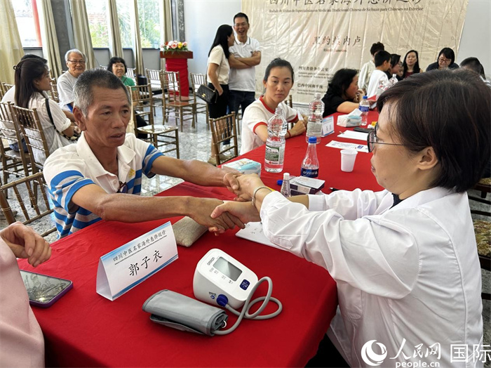 活动现场,四川省中西医结合医院针灸中心副主任郭子衣正在为当地侨胞问诊。人民网记者 陈一鸣摄 活动现场,四川省中西医结合医院针灸中心副主任郭子衣正在为当地侨胞问诊。人民网记者 陈一鸣摄