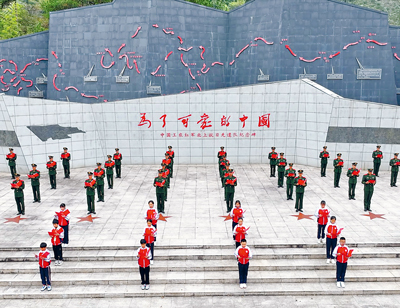 武警江西总队上饶支队组织官兵前往怀玉山清贫园,与当地小学生共同朗诵《可爱的中国》(资料照片)。史延鑫摄 武警江西总队上饶支队组织官兵前往怀玉山清贫园,与当地小学生共同朗诵《可爱的中国》(资料照片)。史延鑫摄
