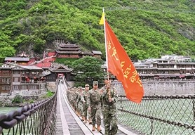 近日,四川省泸定县人武部组织民兵重走长征路。图为队伍行进在泸定桥上。张 政摄 近日,四川省泸定县人武部组织民兵重走长征路。图为队伍行进在泸定桥上。张 政摄