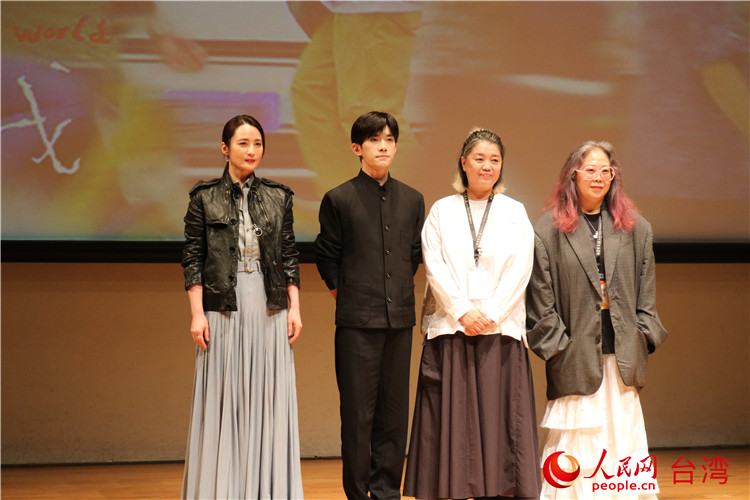 5月21日,《小小的我》剧组团队在第十六届两岸电影展开幕式上与观众交流。人民网记者 程龙摄 5月21日,《小小的我》剧组团队在第十六届两岸电影展开幕式上与观众交流。人民网记者 程龙摄