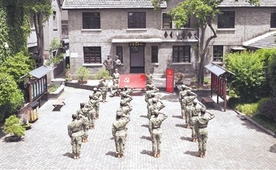 江苏省镇江军分区组织民兵在上海战役总前委旧址纪念馆开展重温入党誓词活动。杨建军摄 江苏省镇江军分区组织民兵在上海战役总前委旧址纪念馆开展重温入党誓词活动。杨建军摄