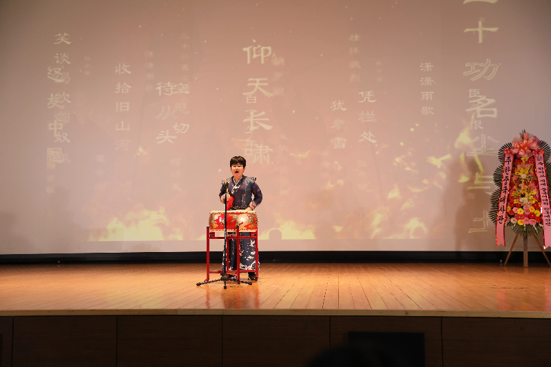 参赛选手在比赛中进行中华才艺展示。汉语桥俱乐部首尔中心供图