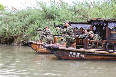 5月19日,“沙家浜女子民兵连”在芦苇荡中进行射击训练。张继春摄 5月19日,“沙家浜女子民兵连”在芦苇荡中进行射击训练。张继春摄
