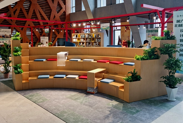 学生设计的校园景观阶梯。校方供图 学生设计的校园景观阶梯。校方供图
