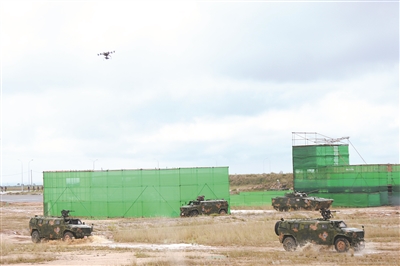 陆空方向实兵实弹演练现场,中柬联合任务部队在无人装备配合下向“恐怖分子”据点突入。本报特约记者 段江山摄 陆空方向实兵实弹演练现场,中柬联合任务部队在无人装备配合下向“恐怖分子”据点突入。本报特约记者 段江山摄