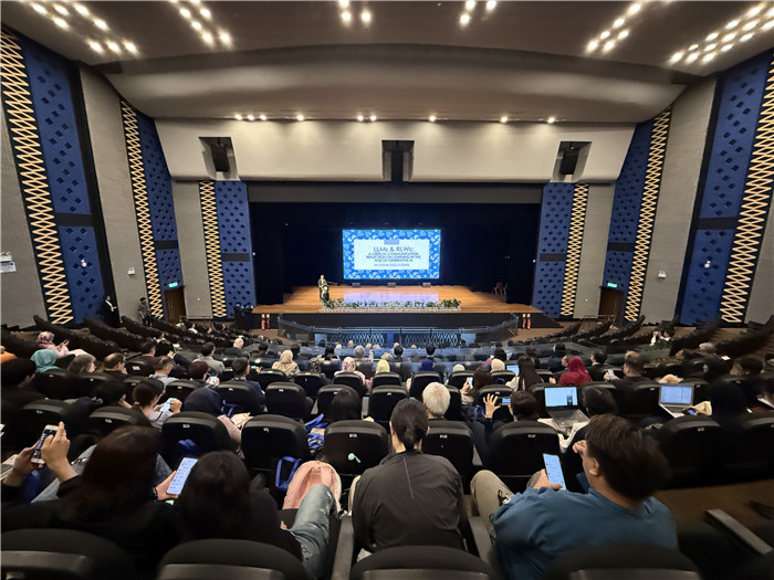 开幕式上,邱林川教授正在进行主题演讲。活动主办方供图 开幕式上,邱林川教授正在进行主题演讲。活动主办方供图