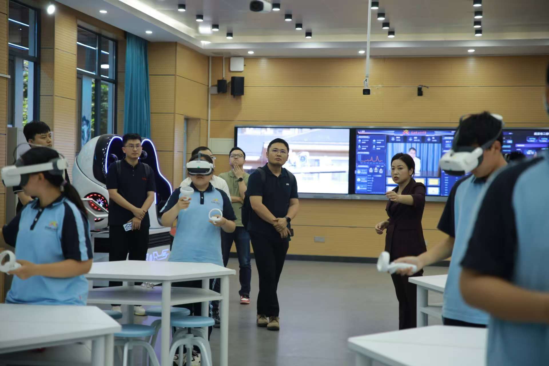 二桥中学学生在应用VR设备学习。主办方供图 二桥中学学生在应用VR设备学习。主办方供图