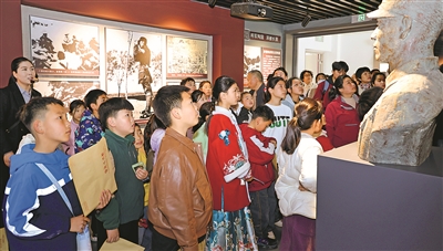 学生们瞻仰彭雪枫雕像。王明辉摄 学生们瞻仰彭雪枫雕像。王明辉摄