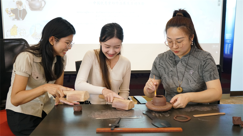 图片:泰国民众参与互动体验活动。曼谷中国文化中心供图 图片:泰国民众参与互动体验活动。曼谷中国文化中心供图