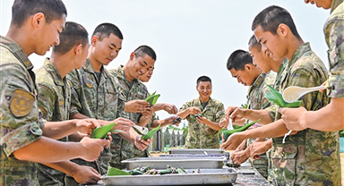陆军某旅组织官兵一起包粽子品民俗