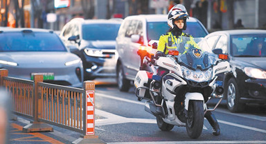 女警铁骑“秒级响应”守护中轴线