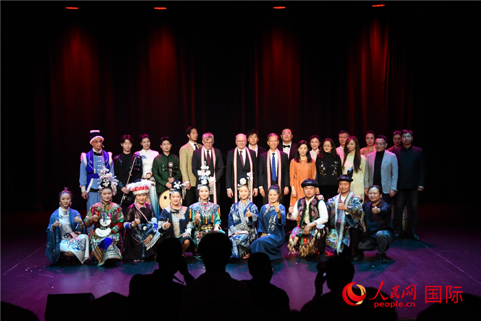 主要嘉宾与全体演职人员合影。人民网记者 殷淼摄 主要嘉宾与全体演职人员合影。人民网记者 殷淼摄