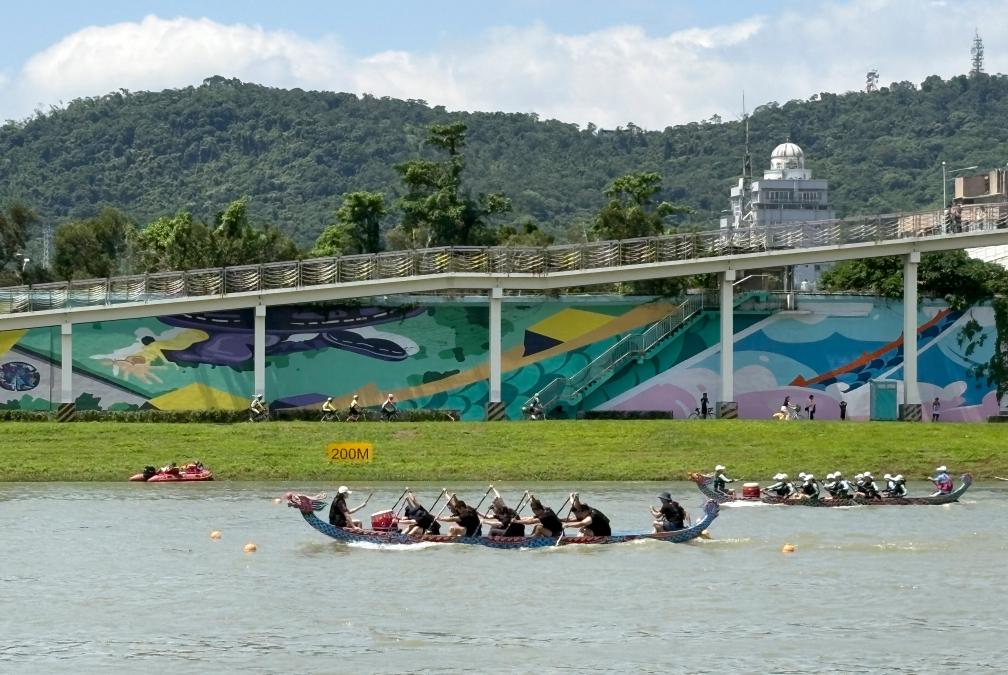 5月30日,选手在台北基隆河上参加2025年台北龙舟锦标赛。新华社记者 李悦 摄 5月30日,选手在台北基隆河上参加2025年台北龙舟锦标赛。新华社记者 李悦 摄