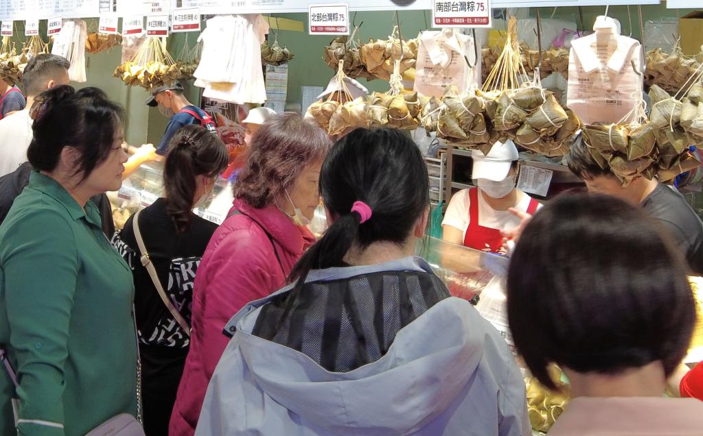 5月29日,顾客在台北南门市场挑选粽子。新华社记者 李悦 摄 5月29日,顾客在台北南门市场挑选粽子。新华社记者 李悦 摄