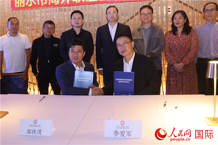 浙江省青田华侨实验高级中学与巴西里约中国国际学校在座谈会上缔结为友好学校,青田县人民政府侨务办公室主任季爱军和担任巴西里约中国国际学校董事长的郑侠茂作为代表签署协议。 人民网记者 时元皓摄 浙江省青田华侨实验高级中学与巴西里约中国国际学校在座谈会上缔结为友好学校,青田县人民政府侨务办公室主任季爱军和担任巴西里约中国国际学校董事长的郑侠茂作为代表签署协议。 人民网记者 时元皓摄