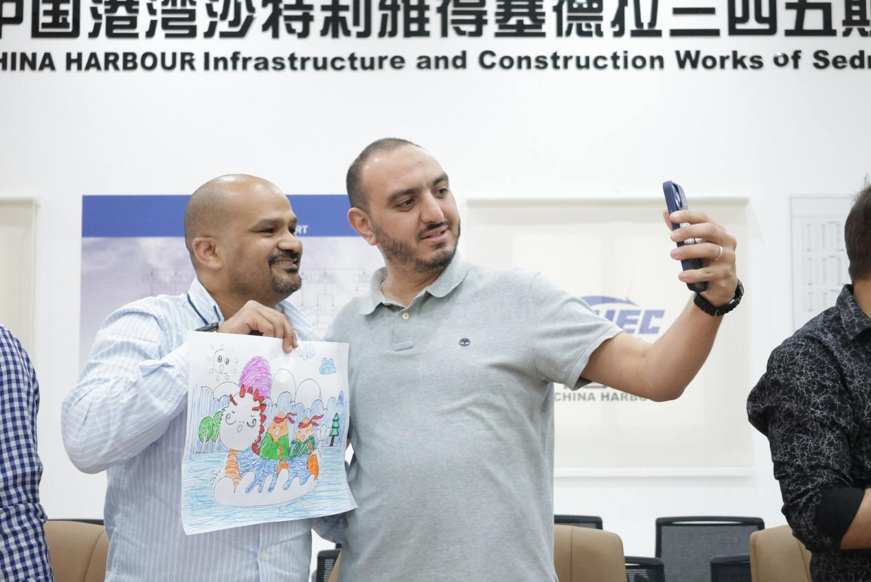 外籍员工展示自己完成的涂彩画作品。中国港湾沙特塞德拉项目供图 外籍员工展示自己完成的涂彩画作品。中国港湾沙特塞德拉项目供图