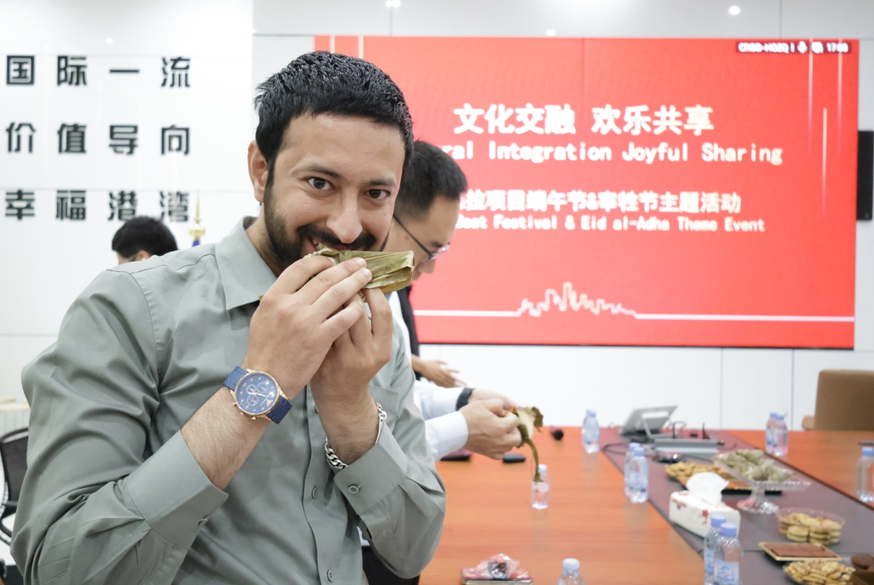 外籍员工品尝粽子。中国港湾沙特塞德拉项目供图 外籍员工品尝粽子。中国港湾沙特塞德拉项目供图
