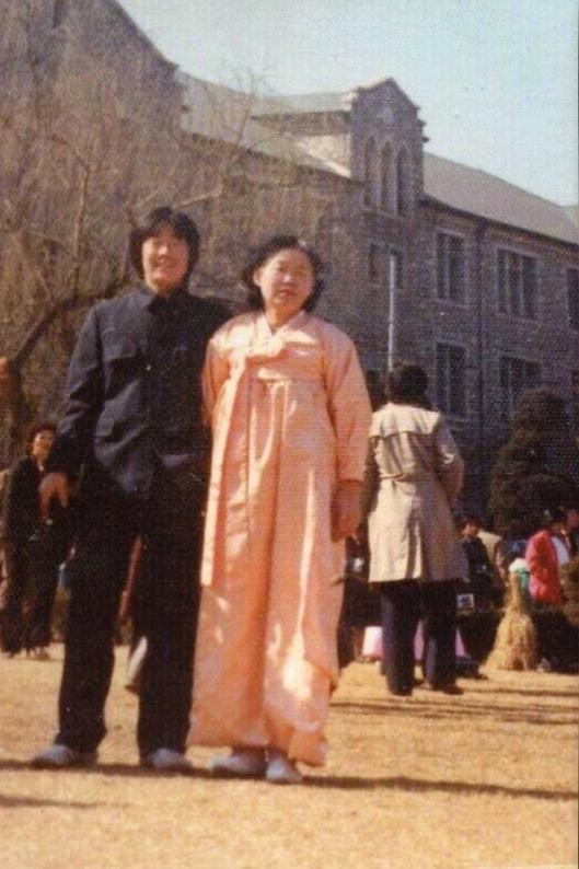 1982年,李在明身着校服,与母亲一起参加大学开学典礼。图片来源:李在明竞选团队 1982年,李在明身着校服,与母亲一起参加大学开学典礼。图片来源:李在明竞选团队