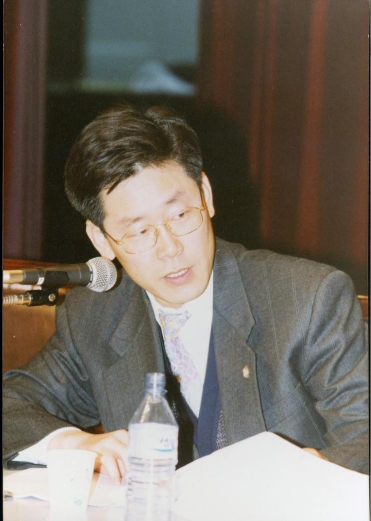 20世纪90年代中后期,李在明作为人权律师积极保护弱势群体权益。图片来源: 李在明竞选团队 20世纪90年代中后期,李在明作为人权律师积极保护弱势群体权益。图片来源: 李在明竞选团队