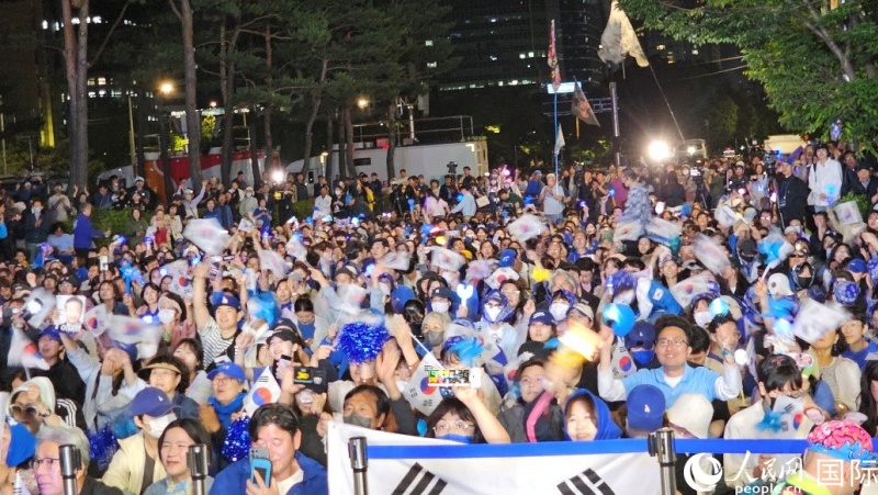 当地时间4日凌晨,李在明支持者们聚集在国会前等待计票结果。人民网 柳美铉摄 当地时间4日凌晨,李在明支持者们聚集在国会前等待计票结果。人民网 柳美铉摄
