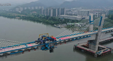 浙江：金建高铁新安江特大桥合龙