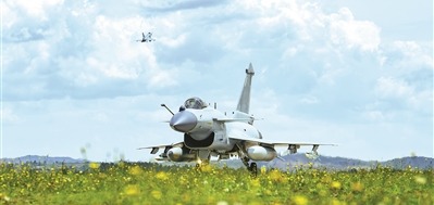 空军某部开展飞行训练