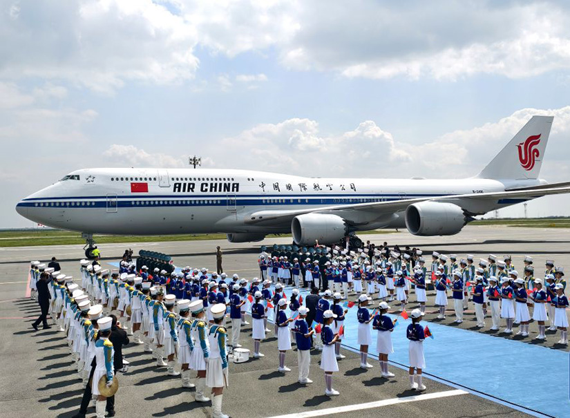 习近平抵达阿斯塔纳