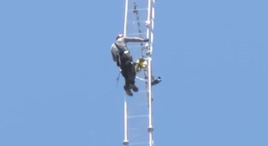 致敬！工人在160米高空处搭建测风塔