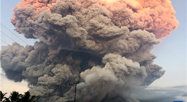 印尼一火山持续喷发