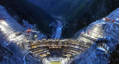 航拍建设中的叶巴滩水电站