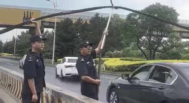 光缆因大雨脱落 民警托举一小时