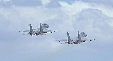 空军航空兵某部组织飞行训练