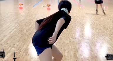 飒！“00后”女生挑战轮滑速度过桩
