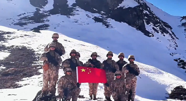 感人瞬间｜红旗映山河