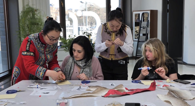 大顶子山下,同绘一幅“鱼皮画”