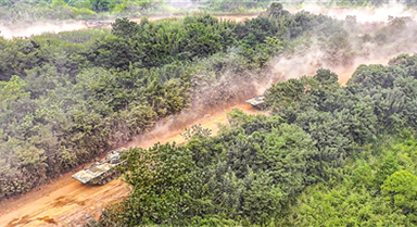 陆军某旅组织机动训练