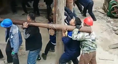 200多人抬6噸木樓有多硬核？