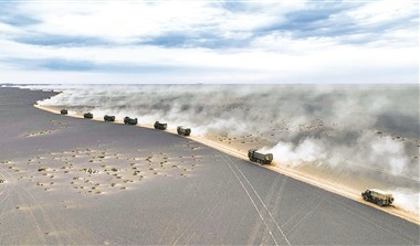 陆军某旅组织远程机动训练