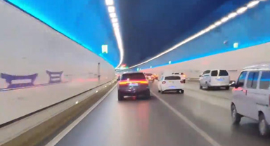 司机集体教科书式礼让救护车